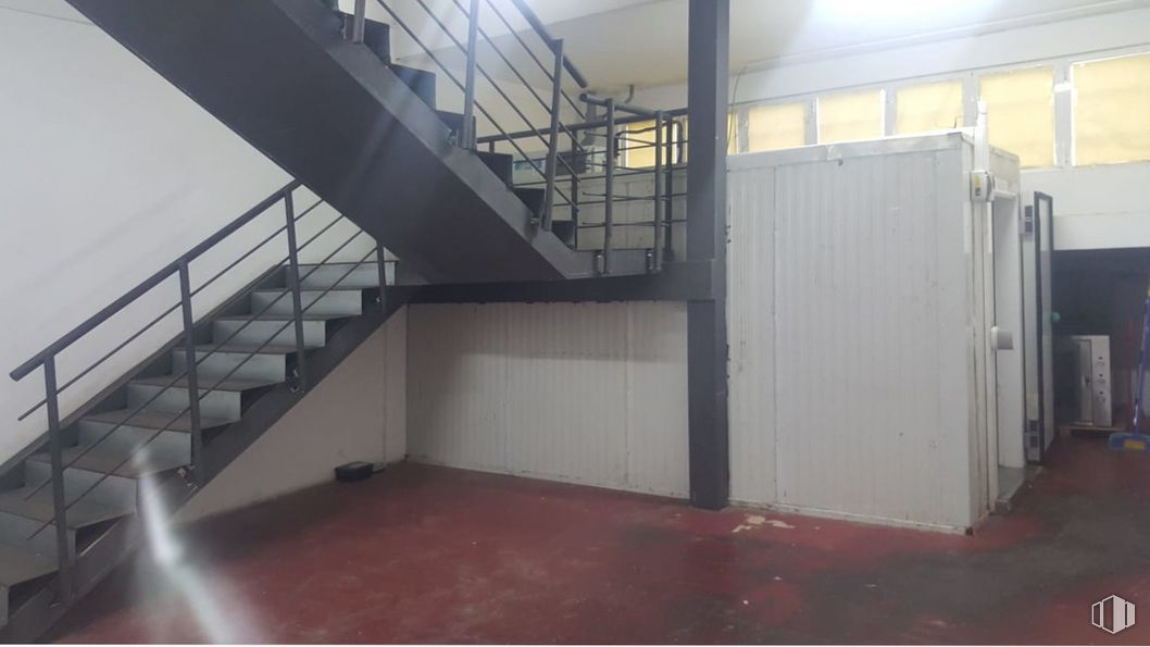 Nave en venta en Camino Ancho, 21, Daganzo de Arriba, Madrid, 28814 con escaleras, accesorio, piso, madera, suelo, pasillo, material compuesto, vidrio, pasamano y edificio alrededor