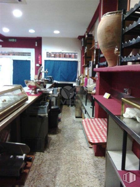 Retail for rent at Zona céntrica, Cuenca, 16004 with shelf, interior design, building, shelving, wood, flooring, table, chair, room and event around