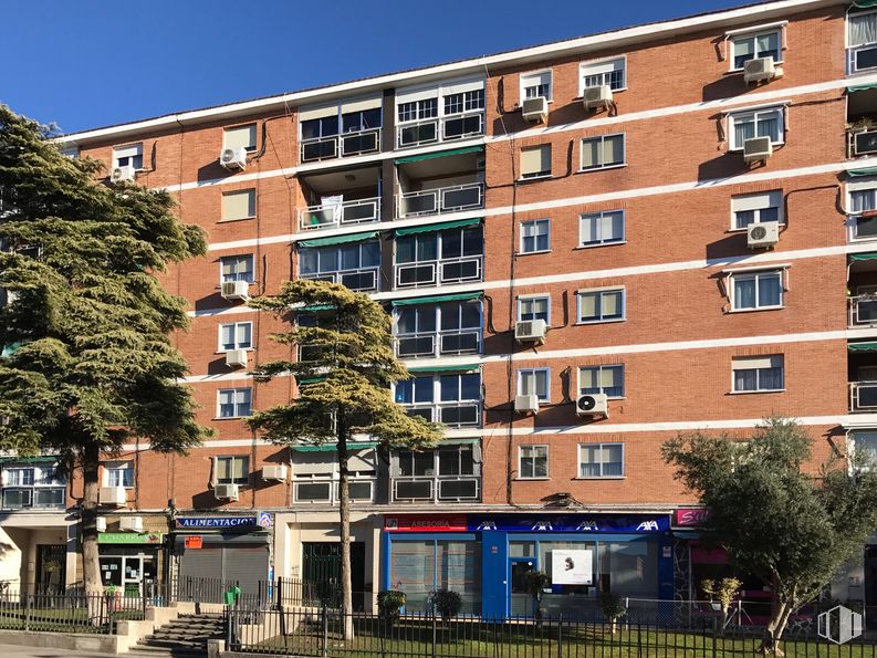 Local en alquiler en Calle Montes de Barbanza, 7, Villa de Vallecas, Madrid, 28031 con edificio, cielo, durante el día, propiedad, ventana, árbol, planta, diseño urbano, bloque de pisos y barrio alrededor