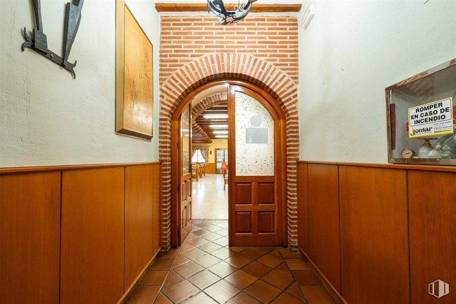 Retail for rent at Plaza San Isidro, 5, Torremocha de Jarama, Madrid, 28189 with door, picture frame, light fixture, property, interior design, architecture, wood, floor, flooring and ceiling around