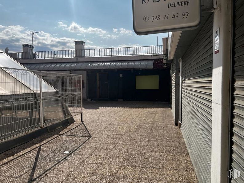 Local en alquiler y venta en Calle Santa Teresa, Arganda del Rey, Madrid, 28500 con edificio, cielo, nube, asfalto, superficie de la carretera, sombra, zona residencial, fachada, ciudad y carretera alrededor