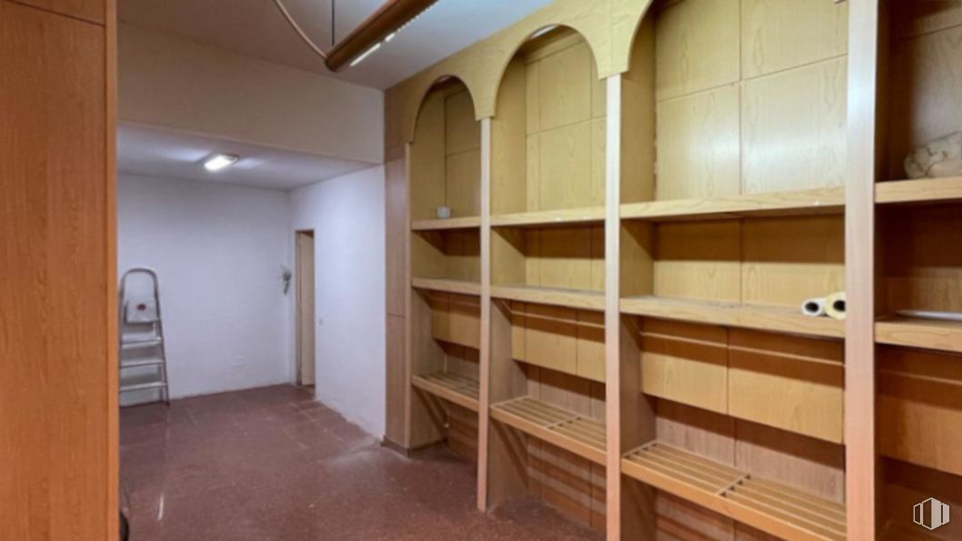 Local en alquiler y venta en Calle Pintor Ribera, 7, Móstoles, Madrid, 28933 con ebanistería, estante, mueble, estantería, madera, pavimento, piso, armario, madera y tinte para madera alrededor