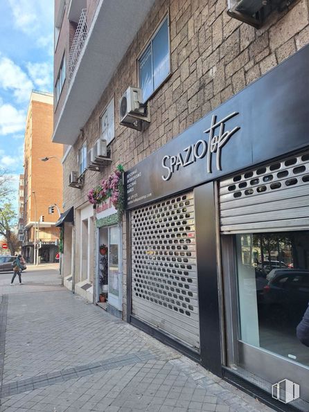 Retail for rent at Zona Ríos Rosas, Chamberí, Madrid, 28003 with window, door, composite material, iron, night, concrete, sidewalk, midnight, sign and electronic signage around