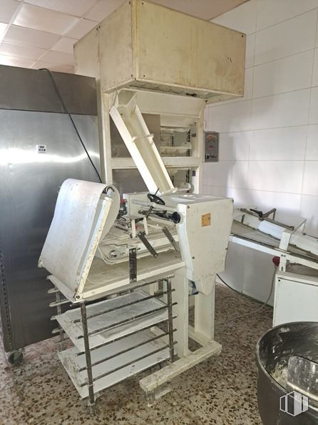 Retail for rent at Calle Pintor Velázquez, Móstoles, Madrid, 28933 with machine around