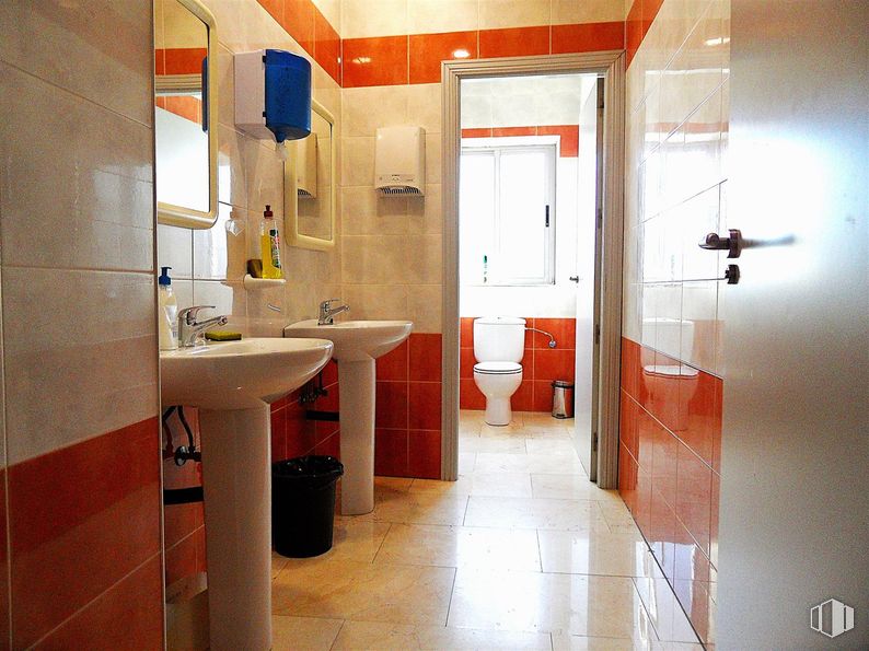 Industrial for sale at Polígono Los Olivos, Getafe, Madrid, 28906 with toilet, sink, bathroom sink, plumbing fixture, toilet seat, bathroom, flooring, floor, interior design and plumbing around