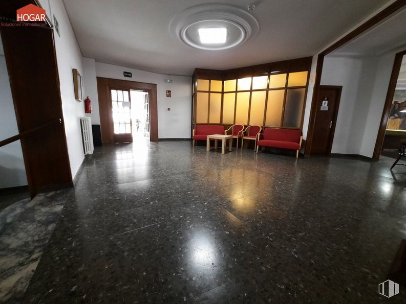 Retail for rent at Zona Murallas, Ávila, 05001 with couch, lighting, window, fixture, hall, wood, flooring, interior design, tile flooring and floor around