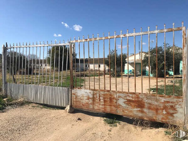 Industrial for sale at Callejón Gorrones, Polán, Toledo, 45161 with fence, gate, iron, composite material, metal, home fencing, wire fencing and rust around