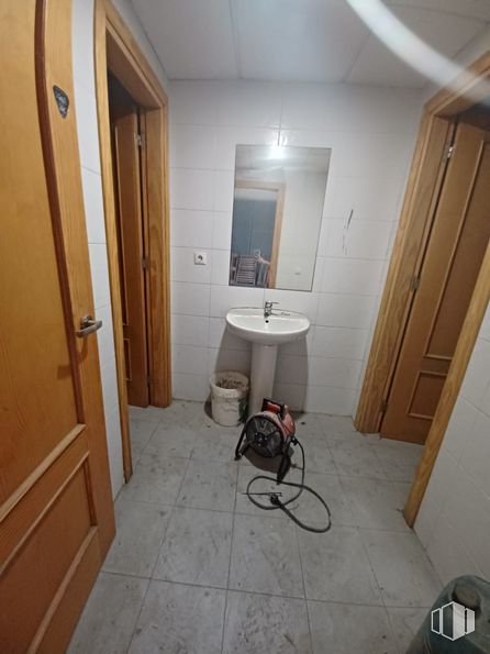 Industrial for sale at Calle Moreras, 4, Ciempozuelos, Madrid, 28350 with door, mirror, building, wood, house, interior design, architecture, floor, flooring and sink around