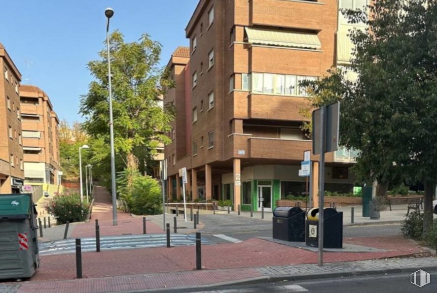 Retail for sale at Zona Buenavista, Toledo, 45005 with waste container, building, window, plant, sky, tree, street light, urban design, road surface and condominium around