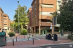 Retail for sale at Zona Buenavista, Toledo, 45005 with waste container, building, window, plant, sky, tree, street light, urban design, road surface and condominium around