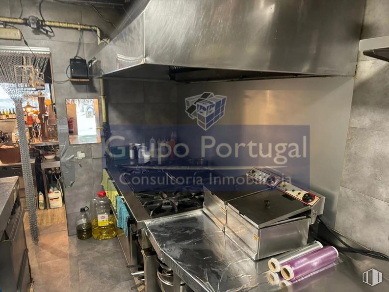 Local en alquiler en Zona Chamberí, Chamberí, Madrid, 28015 con productos envasados embotellados y en frasco, encimera, comida y aparato de cocina alrededor