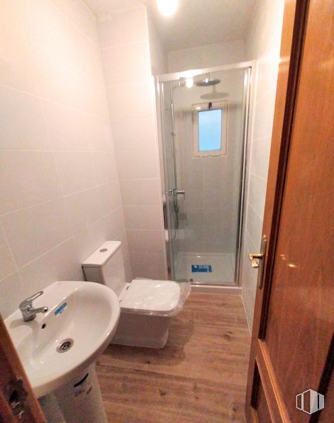 Oficina en alquiler en Calle Mayor, Alcorcón, Madrid, 28921 con fregadero, inodoro, puerta, accesorio de fontanería, lavabo de baño, grifo, baño, accesorio, morado y madera alrededor