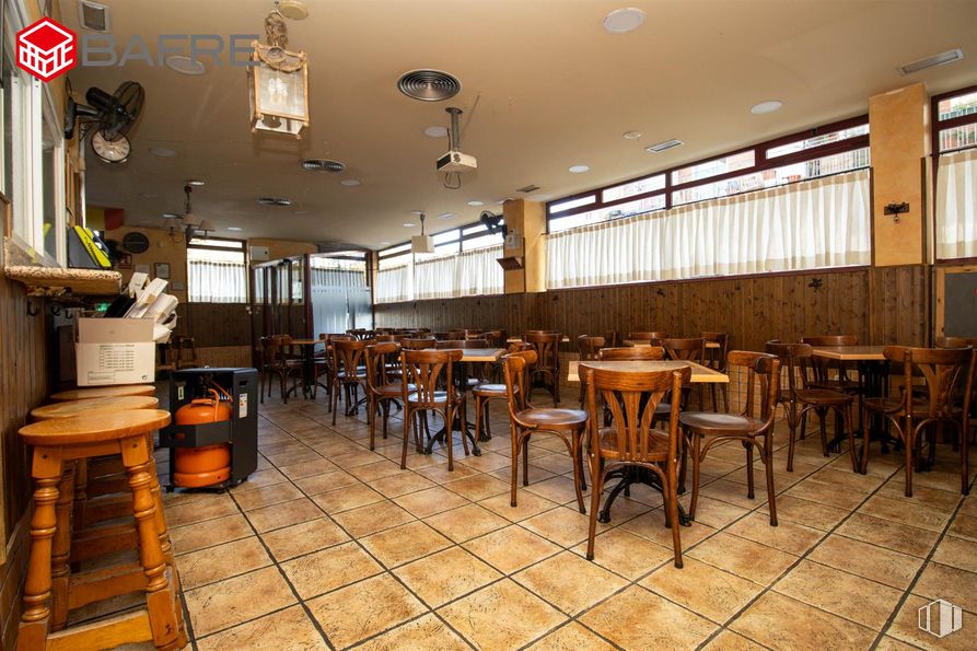 Retail for rent at Calle Gregorio Donas, Ciudad Lineal, Madrid, 28017 with chair, light fixture, lighting, kitchen & dining room table, wood, furniture, interior design, flooring, restaurant and floor around