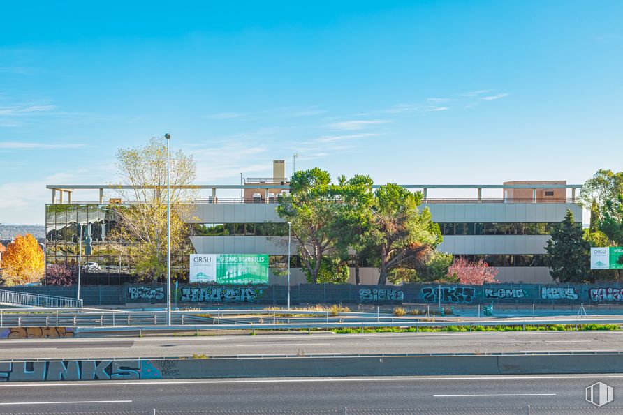 Oficina en alquiler en Edificio Azalea, Calle Valle del Roncal, 12, Las Rozas de Madrid, Madrid, 28230 con edificio, cielo, nube, planta, luz de la calle, asfalto, árbol, superficie de la carretera, diseño urbano y fachada alrededor