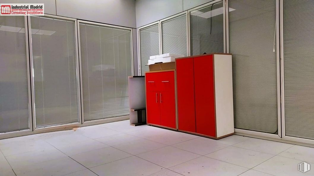 Industrial for sale at Polígono Industrial Finanzauto, Arganda del Rey, Madrid, 28500 with cabinetry, cupboard, wardrobe, fixture, automotive exterior, floor, flooring, rectangle, material property and wood around