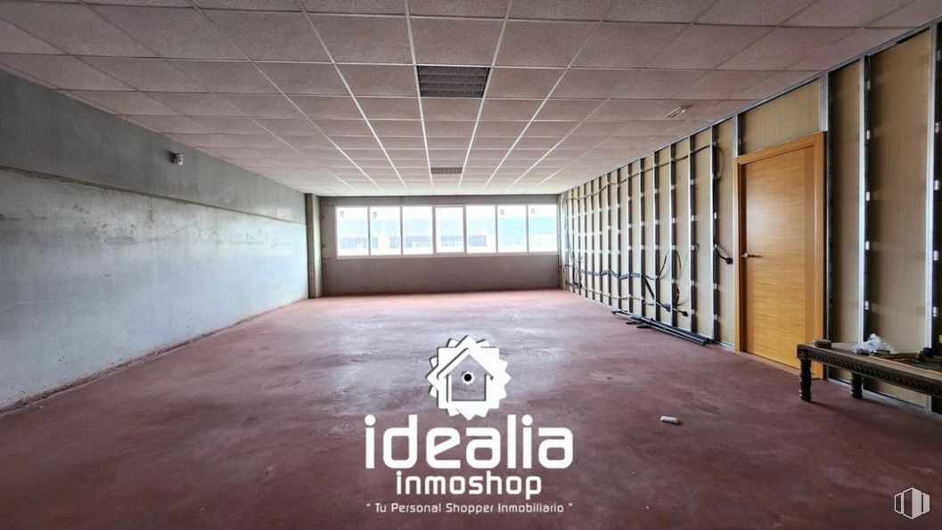 Industrial for sale at Calle Casilla Dolores, Ontígola, Toledo, 45340 with door, window, building, fixture, hall, floor, flooring, house, wood and ceiling around