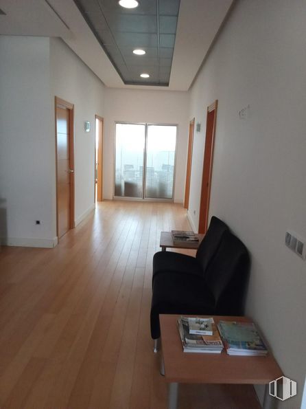 Nave en venta en Calle Talleres, 9, Alpedrete, Madrid, 28430 con mesa, puerta, silla, accesorio, madera, interiorismo, suelo, suelos, madera dura y hall alrededor