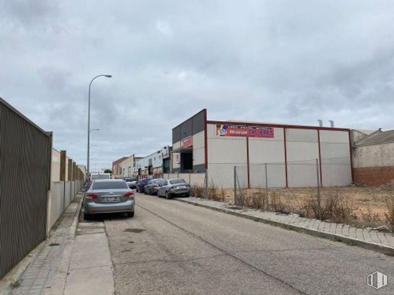 Industrial for sale & for rent at Calle Príncipe de Asturias, Villarejo de Salvanés, Madrid, 28590 with car, building, automotive parking light, sky, tire, wheel, cloud, vehicle, vehicle registration plate and road surface around