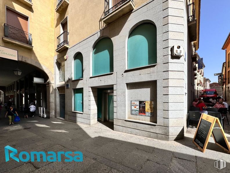 Retail for rent at Calle San Millán, Ávila, 05001 with window, property, building, infrastructure, lighting, architecture, urban design, neighbourhood, road surface and city around