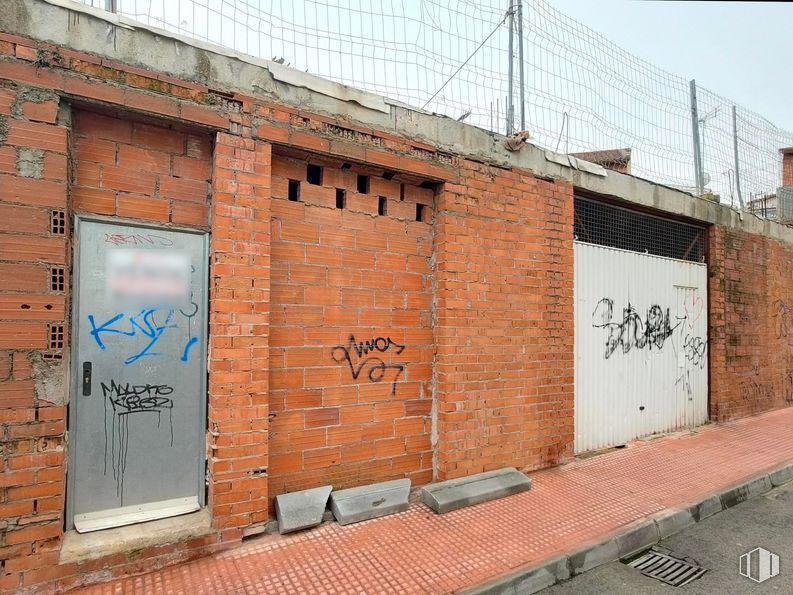 Retail for sale at Calle Carreteros, 9, Loeches, Madrid, 28890 with door, brickwork, orange, brick, sky, building material, wood, font, electricity and facade around