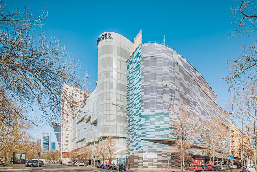 Oficina en alquiler en Nuga Castellana, Paseo Castellana, 200, Chamartín, Madrid, 28046 con edificio, cielo, rascacielos, rueda, neumático, bloque de pisos, condominio, diseño urbano, planta leñosa y torre alrededor