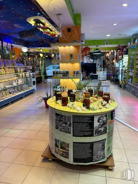 Local en venta en Zona Centro, Alcorcón, Madrid, 28921 con persona, mesa, edificio, tienda, planta, comida, venta al por menor, cliente, comercio y alimentos naturales alrededor