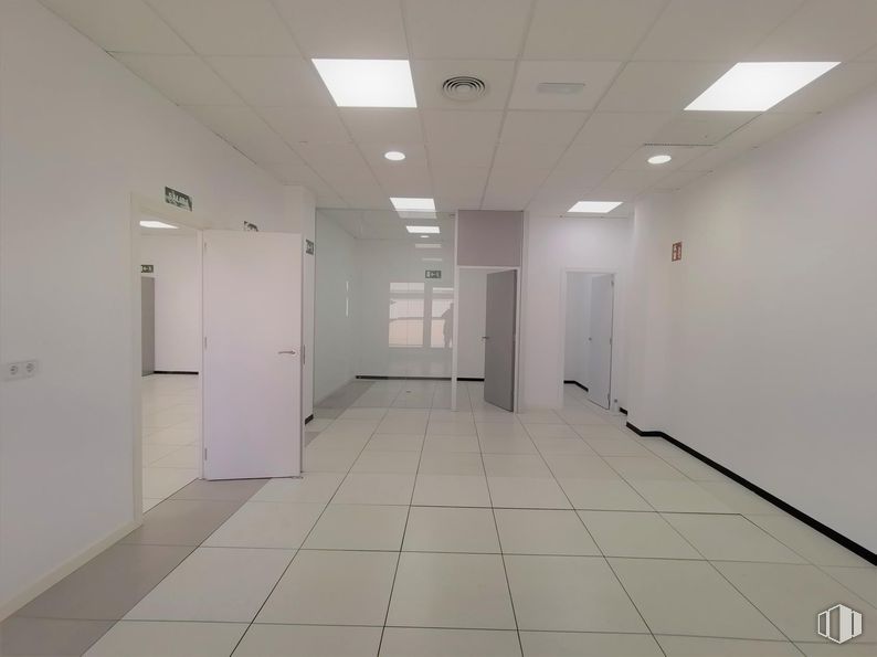 Office for rent at Edificio 1B (22-B), Polígono Industrial Vallecas, Villa de Vallecas, Madrid, 28031 with door, light fixture, lighting, flooring, floor, wall, ceiling, interior design, tile flooring and composite material around