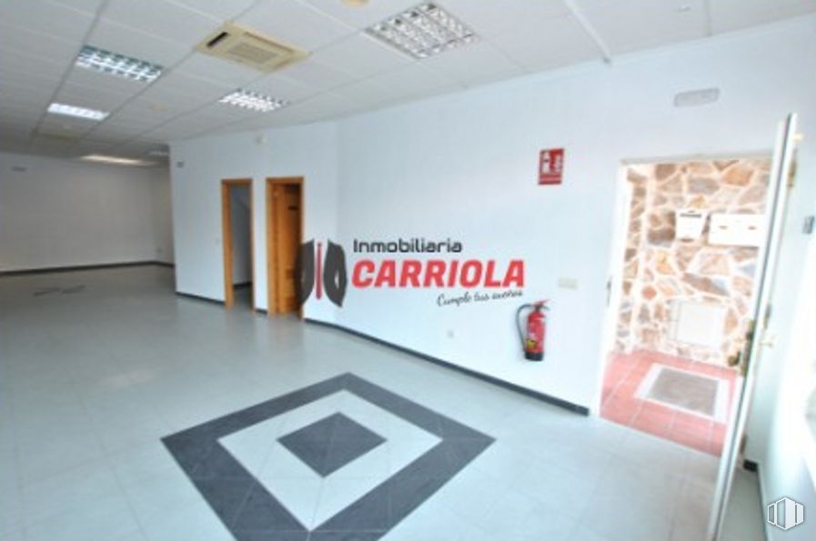 Retail for sale at Calle Juan Segura, 19, Gerindote, Toledo, 45518 with property, fixture, interior design, flooring, floor, font, art, wood, ceiling and event around