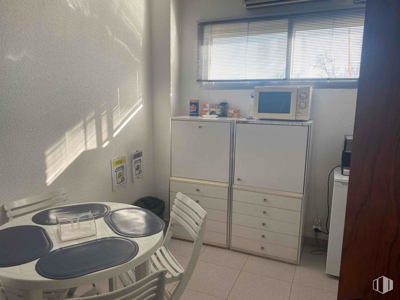 Industrial for sale at Zona industrial, Alcalá de Henares, Madrid, 28808 with chair, window, window blind, filing cabinet, home appliance, table, furniture, interior design, flooring and floor around