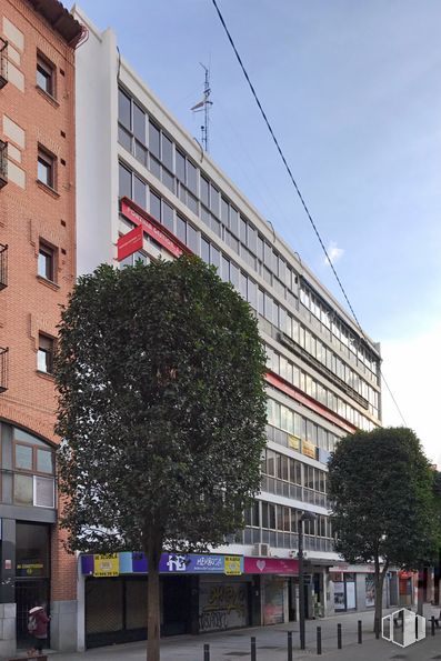 Retail for sale at Zona Centro, Móstoles, Madrid, 28931 with building, window, sky, daytime, property, tree, lighting, urban design, neighbourhood and tower block around