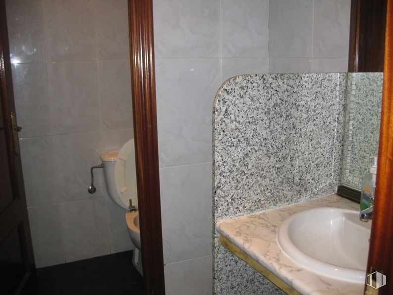 Local en venta en Plaza de la Fragua, Griñón, Madrid, 28971 con fregadero, inodoro, marrón, accesorio de fontanería, propiedad, lavabo de baño, baño, grifo, madera y fluido alrededor