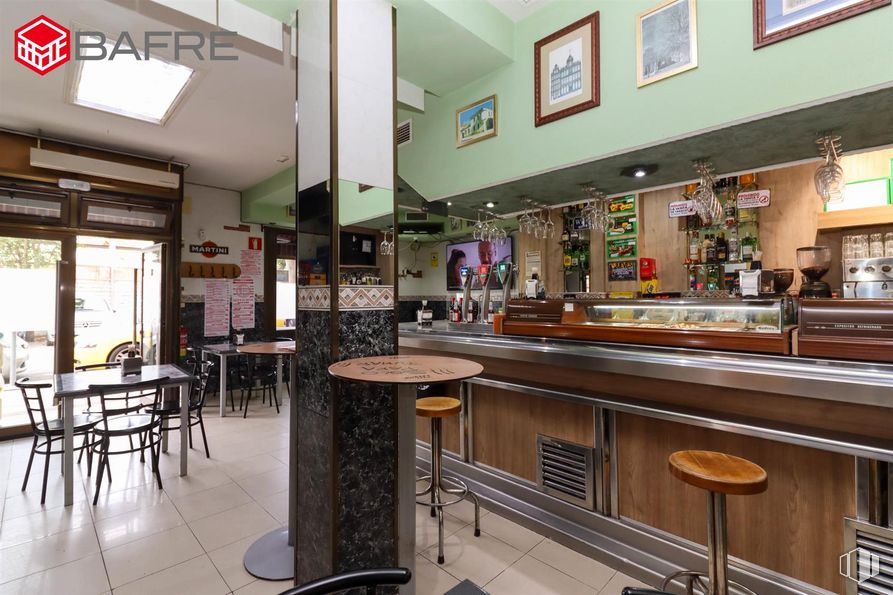 Local en venta en Zona Estación, Pinto, Madrid, 28320 con taburete, silla, mesa de cocina y comedor, marco, mesa, lámpara, propiedad, interiorismo, edificio y accesorio alrededor