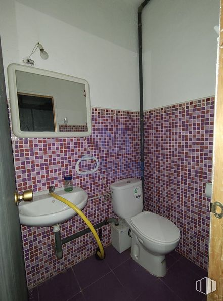 Retail for sale & for rent at Zona Concordia, Guadalajara, 19001 with toilet, sink, light fixture, plumbing fixture, building, property, purple, product, bathroom and toilet seat around