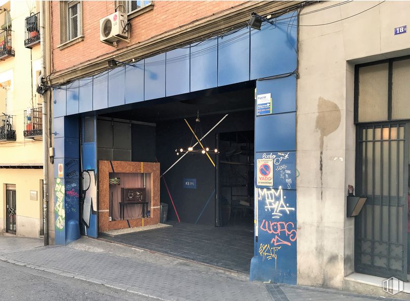 Local en venta en Calle Arganzuela, Centro, Madrid, 28005 con puerta, edificio, ventana, accesorio, superficie de la carretera, asfalto, fachada, carretera, tintes y matices y ciudad alrededor