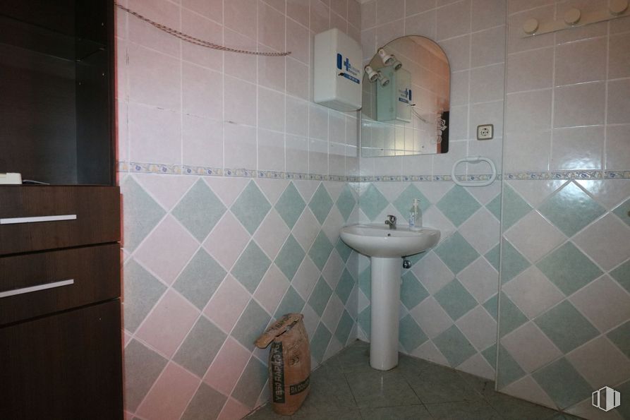 Local en alquiler en Zona Getafe Centro, Getafe, Madrid, 28902 con fregadero, grifo, espejo, lavabo de baño, propiedad, accesorio de fontanería, edificio, morado, baño y negro alrededor