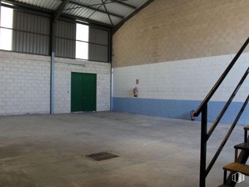 Industrial for sale & for rent at Calle Príncipe de Asturias, Villarejo de Salvanés, Madrid, 28590 with furniture, door, window, property, building, wood, flooring, floor, house and hall around