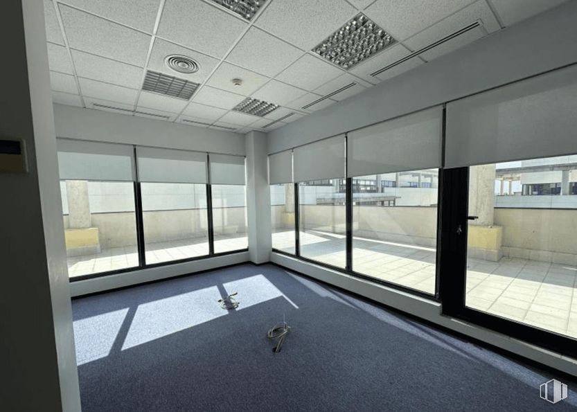 Office for sale & for rent at Calle Casas de Miravete, Villa de Vallecas, Madrid, 28031 with flooring, interior design, floor, ceiling, glass, commercial building, hall, daylighting, transparency and silver around