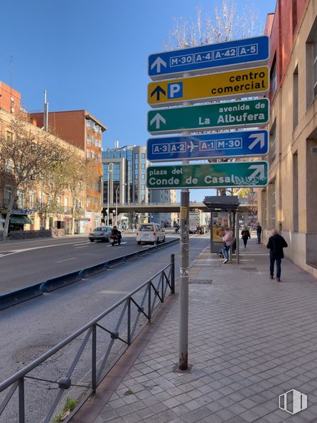 Local en venta en Avenida Ciudad de Barcelona, 178, Retiro, Madrid, 28007 con persona, edificio, cielo, día, infraestructura, luz de la calle, coche, superficie de carretera, ventana y vía pública alrededor