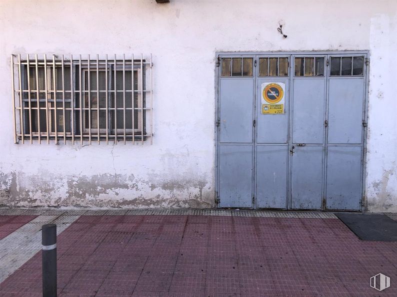 Retail for sale at Calle San José, 31, Collado Villalba, Madrid, 28400 with window, door, wall, composite material, concrete, metal, iron, gate, home door and building material around