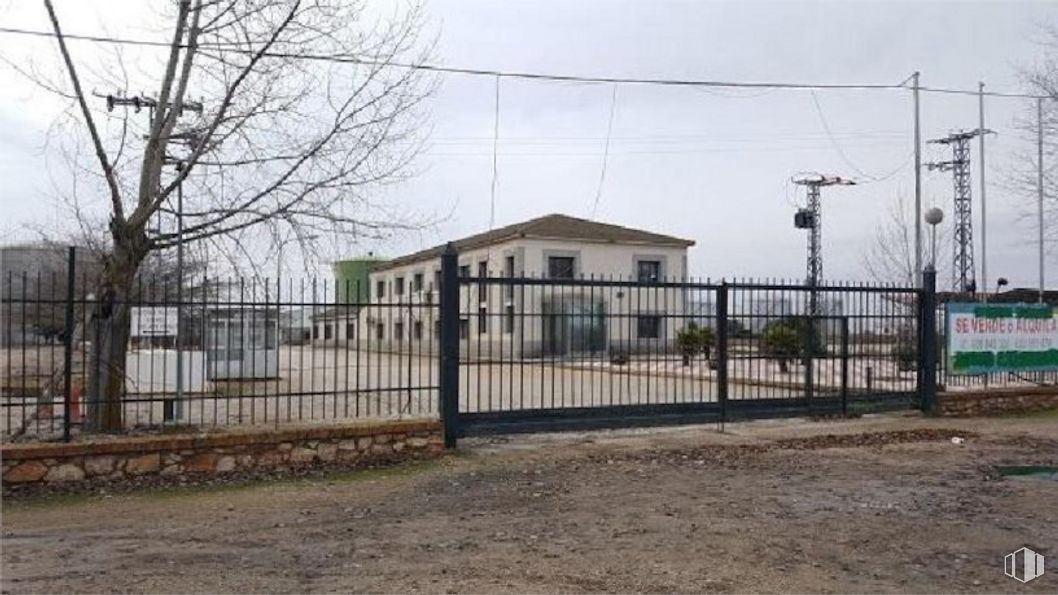 Industrial for sale at Carretera Finca Chaparro - Monte Encinar, Tarancón, Cuenca, 16400 with house, sky, plant, building, fence, land lot, tree, residential area, street light and wire fencing around