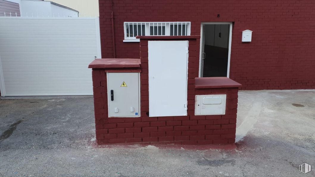 Industrial for sale at Calle Cedro, Arganda del Rey, Madrid, 28500 with window, door, wall, brickwork, brick, composite material, concrete and building material around