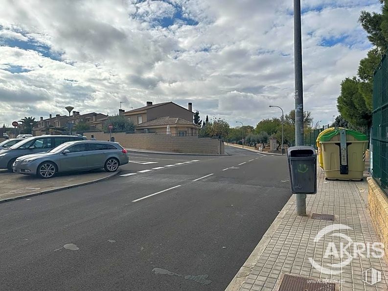 Retail for sale at Zona centro, Argés, Toledo, 45122 with car, waste container, cloud, sky, tire, wheel, vehicle, motor vehicle, road surface and asphalt around