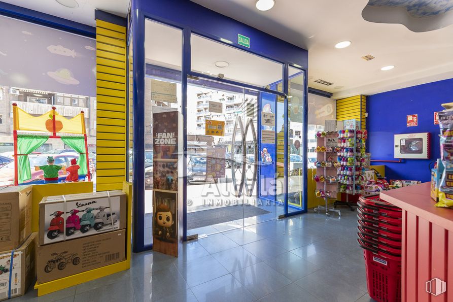 Retail for sale at Zona Centro, Alcalá de Henares, Madrid, 28805 with property, interior design, lighting, wall, retail, flooring, trade, picture frame, event and room around