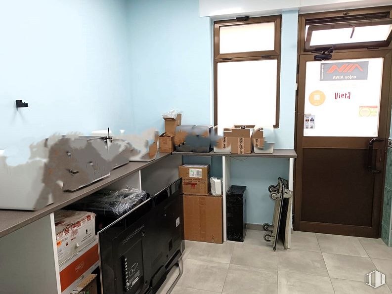 Local en venta en Calle Rafael de Riego, Arganzuela, Madrid, 28045 con puerta, ebanistería, ventana, edificio, suelo, suelos, accesorio, gas, cajón y madera alrededor