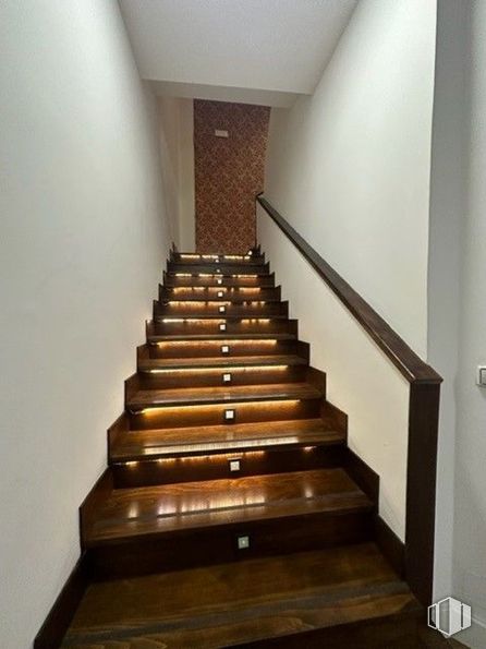 Retail for rent at Carretera Canillas, 144, Hortaleza, Madrid, 28043 with stairs, wood, flooring, interior design, floor, brown, handrail, wood stain, hardwood and wood flooring around