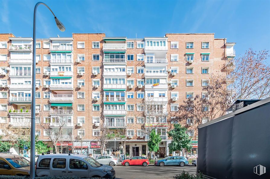 Local en alquiler en Guindalera, Salamanca, Madrid, 28028 con coche, neumático, cielo, rueda, edificio, ventana, vehículo, luz de la calle, diseño urbano y bloque de pisos alrededor