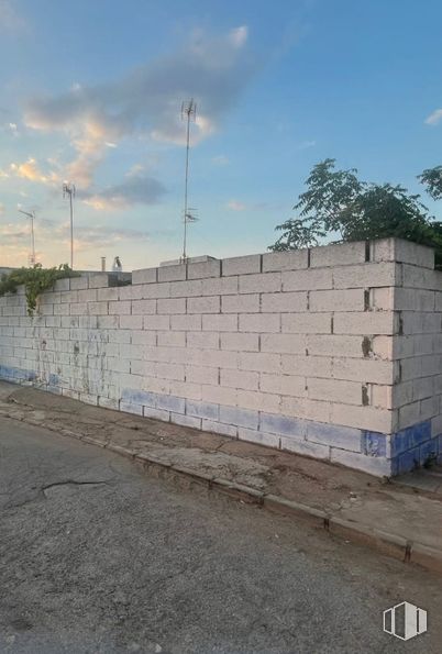 Land for sale at Zona Santa Cruz, Cabezamesada, Toledo, 45890 with wall, cloud, brickwork, concrete, brick, building material, cumulus, overhead power line, meteorological phenomenon and cement around