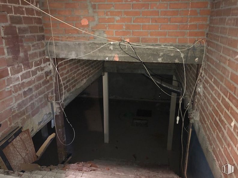 Local en alquiler y venta en Calle Eras, Villaviciosa de Odón, Madrid, 28670 con ladrillo, albañilería, material compuesto, cable eléctrico, material de construcción, tubo, cableado eléctrico, sótano, suministro eléctrico y mortero alrededor