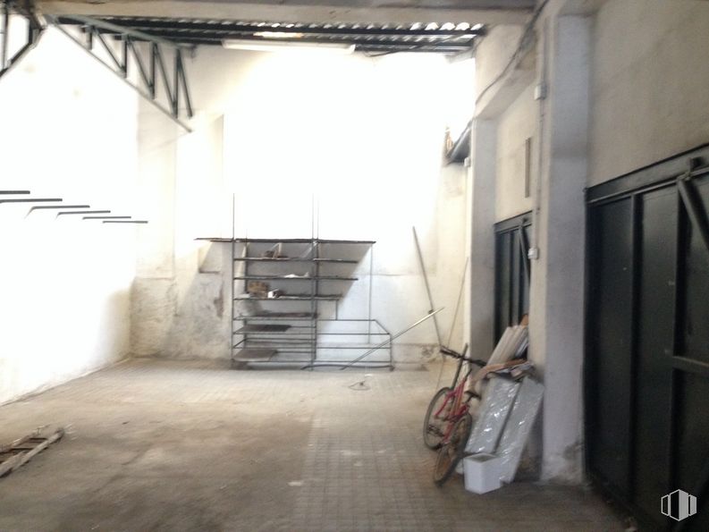 Industrial for sale at Calle Nájera, 11, Carabanchel, Madrid, 28025 with tire, bicycle, furniture, door, building, wheel, bicycle wheel, bicycle wheel rim, wood and grey around