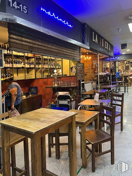 Retail for rent at Mercado de Antón Martín , Calle Santa Isabel, 5, Centro, Madrid, 28012 with chair, person, kitchen & dining room table, top, clothing, table, furniture, product, lighting and interior design around